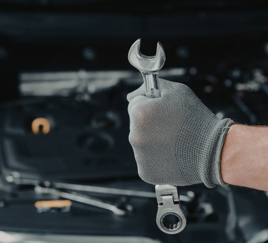 Mecánico reparando capó coche