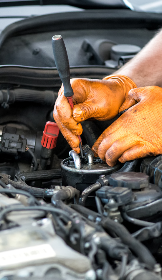 Mecánico reparando vehículo